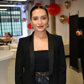 Mary z Bacheloru se věnuje líčení. 