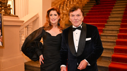 FOTO: Pavel Trávníček předal květinu Lence Graf.