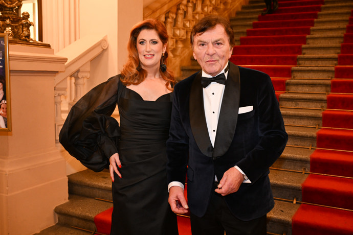 FOTO: Pavel Trávníček předal květinu Lence Graf. – stránka 2