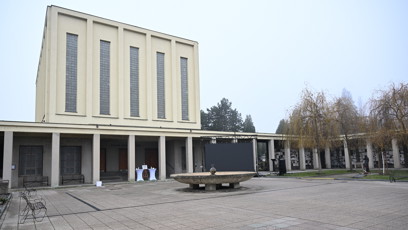 FOTO: První smuteční hosté se přicházejí naposledy rozloučit s moderátorem Patrikem Hezuckým.