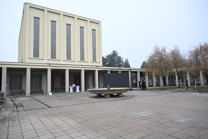 FOTO: První smuteční hosté se přicházejí naposledy rozloučit s moderátorem Patrikem Hezuckým. – stránka 257