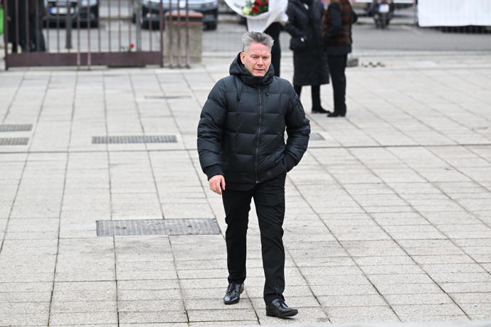 FOTO: Zpěvák Matěj Ruppert na posledním rozloučení s Hezuckým. – stránka 8