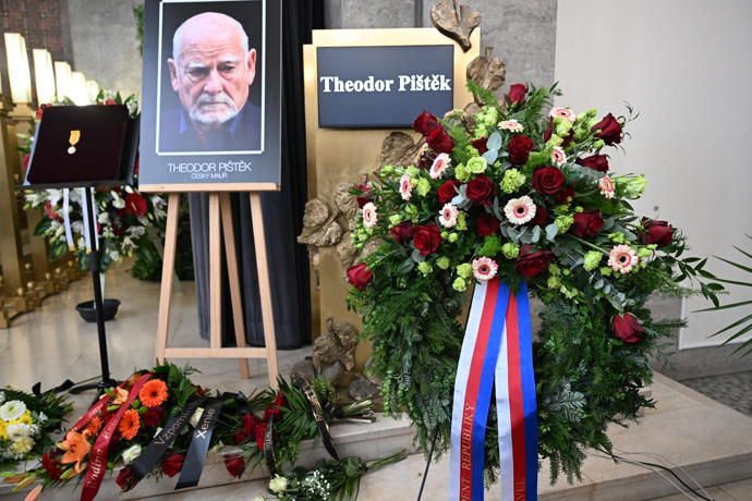 FOTO: Poslední rozloučení s Theodorem Pištěkem. – stránka 16