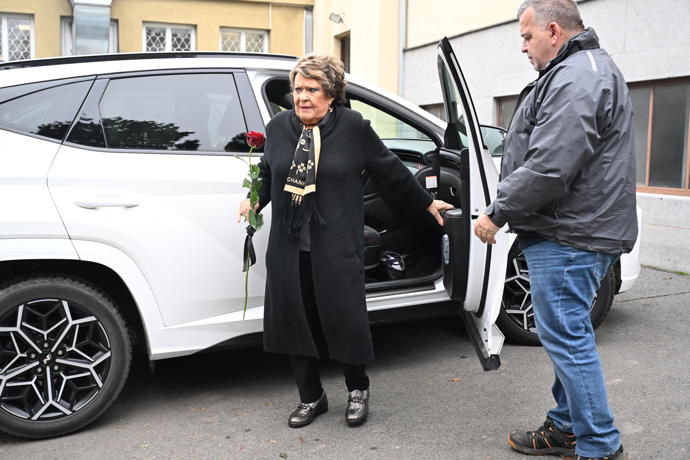 FOTO: Na poslední rozloučení přišla i Jiřina Bohdalová. – stránka 9