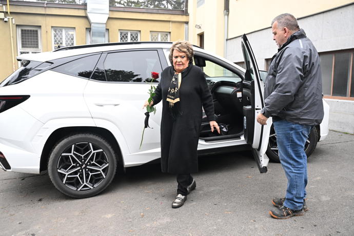 FOTO: Na poslední rozloučení přišla i Jiřina Bohdalová. – stránka 8