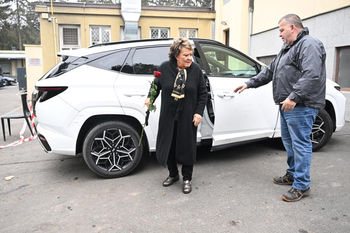 FOTO: Na poslední rozloučení přišla i Jiřina Bohdalová. – stránka 7