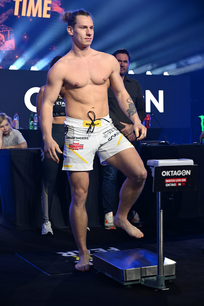 FOTO: Pavel Tóth jde na vážení. – stránka 48