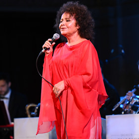 Snímek vytvořený umělou inteligencí zmátl tisíce fanoušků, kteří začali gratulovat.