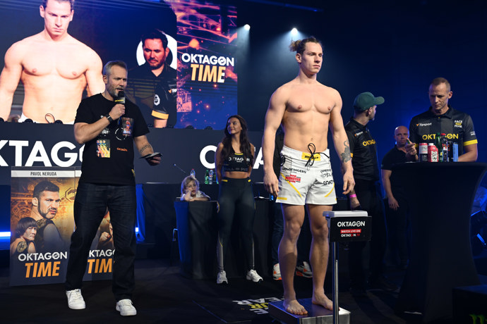 FOTO: Pavel Tóth při vážení. – stránka 47