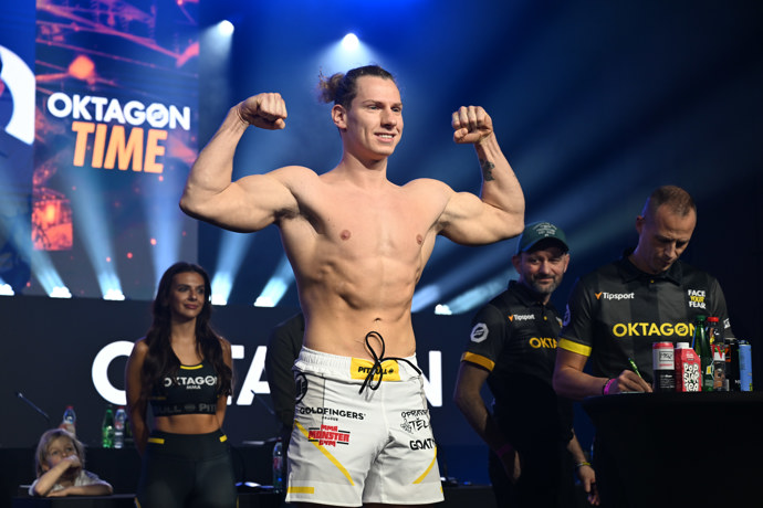 FOTO: Pavel Tóth ukázal svaly. – stránka 46