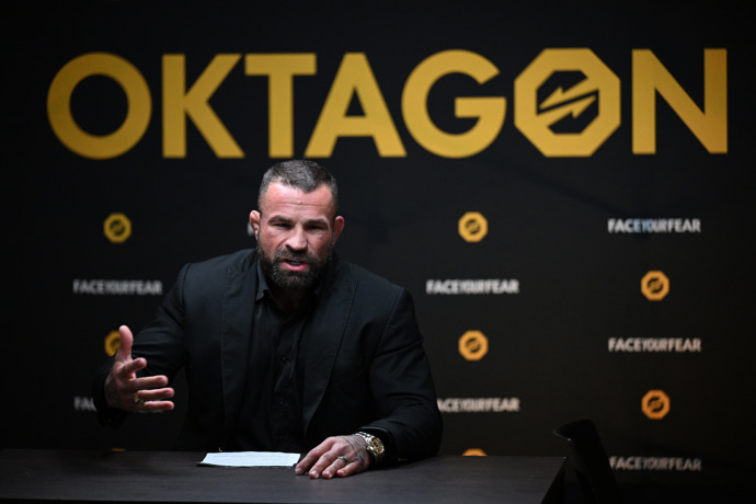 FOTO: Moderátor pořadu Face2Face Karlos Vémola. – stránka 3