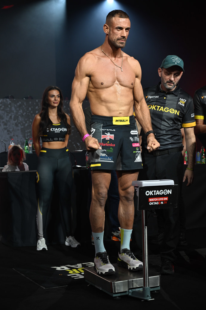 FOTO: Ondřej Raška během vážení. – stránka 45