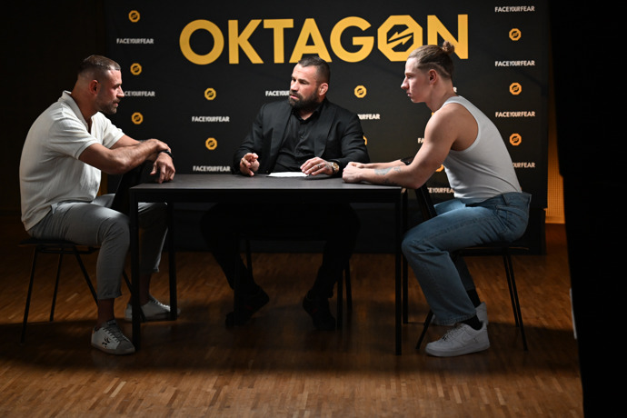 FOTO: Profesionální zápasník Ondřej Raška a Pavel Tóth usedli tváří v tvář. – stránka 1