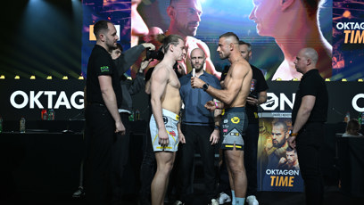 FOTO: Pavel Tóth se utká v kleci s Ondřejem Raškou.