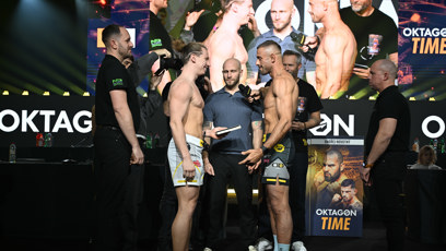 FOTO: Pavel Tóth se utká v kleci s Ondřejem Raškou.