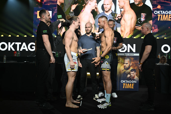 FOTO: Pavel Tóth se utká v kleci s Ondřejem Raškou. – stránka 42