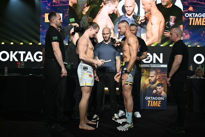 FOTO: Pavel Tóth dostal od Ondřeje dárek. – stránka 41