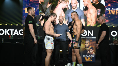 FOTO: Pavel Tóth dostal od Ondřeje Rašky knihu.