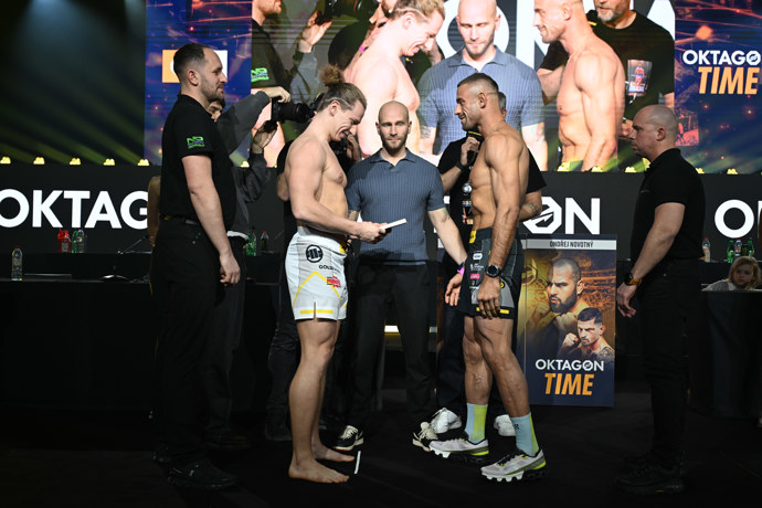 FOTO: Pavel Tóth dostal od Ondřeje Rašky knihu. – stránka 40