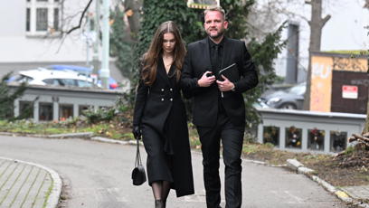 FOTO: Libor Bouček přišel na pohřeb v doprovodu své paní.