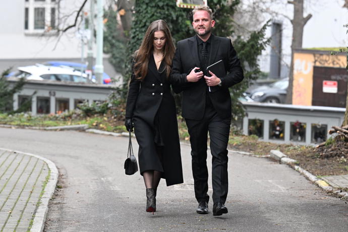 FOTO: Libor Bouček přišel na pohřeb v doprovodu své paní. – stránka 13