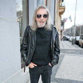 Rocker pro eXtra.cz prozradil, že s ženou Johankou chystají na podzim dovolenou v Řecku, i když sám se do vody zrovna nehrne.