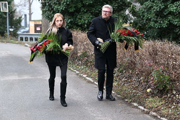 FOTO: Lidé se přicházejí rozloučit s Patrikem Hezuckým. – stránka 248