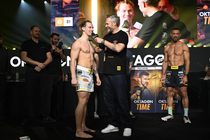 FOTO: Pavel Tóth během rozhovoru s Ondřejem Novotným. – stránka 37