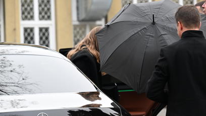 FOTO: Nikola Hezucká přišla dát poslední sbohem svému muži.