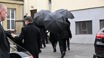 FOTO: Nikola Hezucká přišla v doprovodu ochranku.