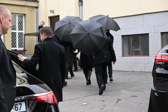 FOTO: Nikola Hezucká přišla v doprovodu ochranku. – stránka 241