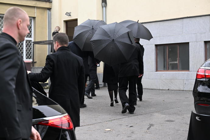 FOTO: Nikola Hezucká přišla dát poslední sbohem svému muži. – stránka 243