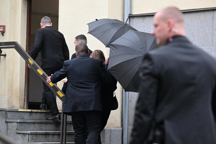 FOTO: Nikola Hezucká přišla dát poslední sbohem svému muži. – stránka 240