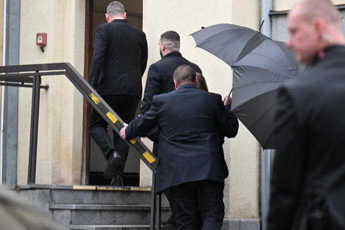 FOTO: Nikola Hezucká měla kolem sebe ochranku. – stránka 242