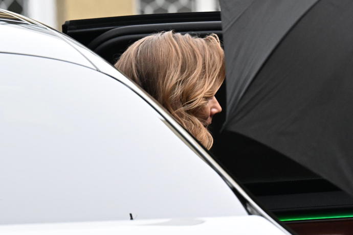 FOTO: Nikola Hezucká přišla dát poslední sbohem svému muži. – stránka 239