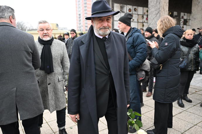 FOTO: Michel Fleischmann na pohřbu Patrika Hezuckého. – stránka 176