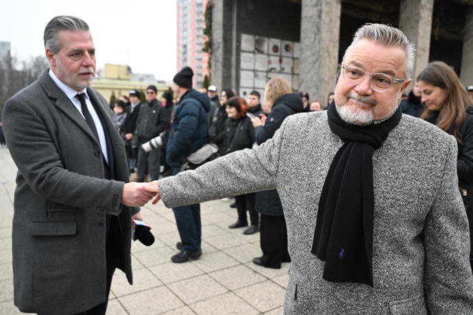 FOTO: Miloš Pokorný na pohřbu Patrika Hezuckého. – stránka 16
