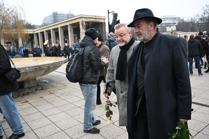 FOTO: Michel Fleischmann a Miloš Pokorný na pohřbu Patrika Hezuckého. – stránka 15