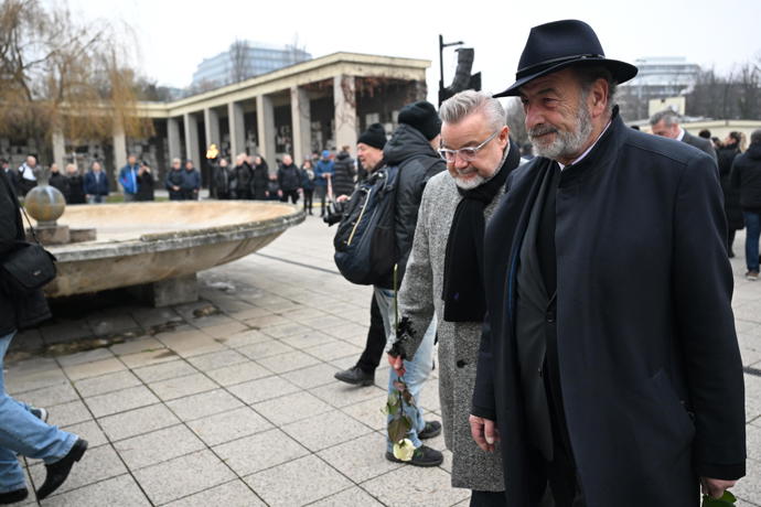 FOTO: Michel Fleischmann a Miloš Pokorný na pohřbu Patrika Hezuckého. – stránka 14