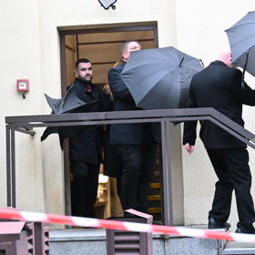 Nikola Hezucká měla kolem sebe ochranku.