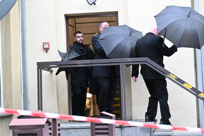 FOTO: Nikola Hezucká měla kolem sebe ochranku. – stránka 110