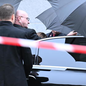 Nikola Hezucká měla kolem sebe ochranku, která udělala kolem ní hradbu z černých otevřených deštníků.