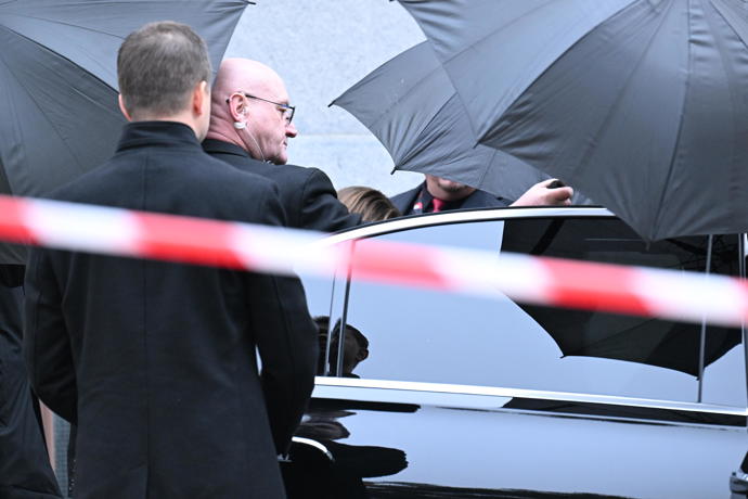 FOTO: Nikola Hezucký hned po pohřbu odjela. – stránka 120