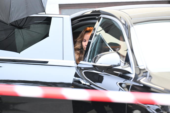 FOTO: Nikola Hezucký hned po pohřbu odjela. – stránka 119