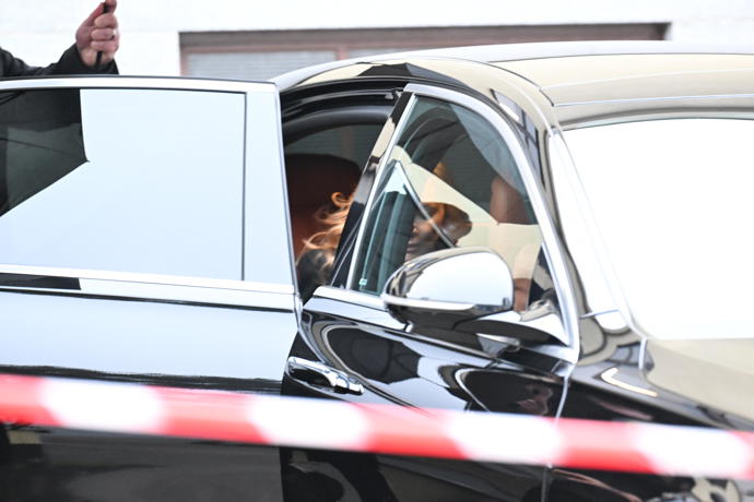 FOTO: Nikola Hezucký hned po pohřbu odjela. – stránka 118