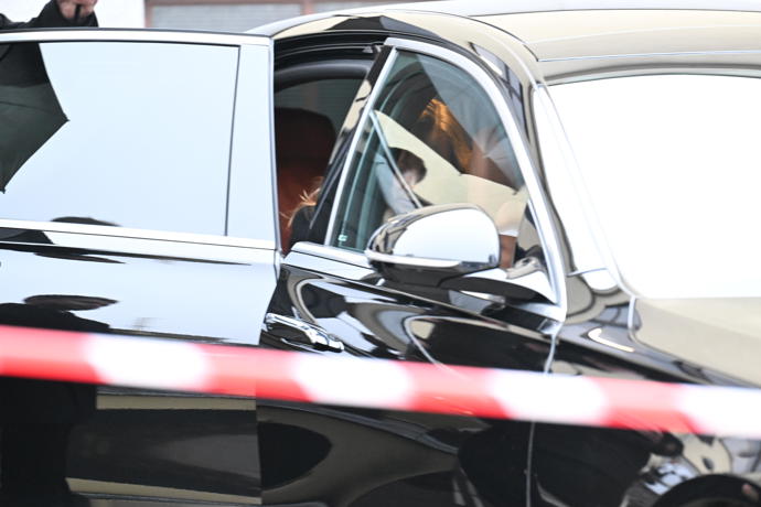 FOTO: Nikola Hezucký hned po pohřbu odjela. – stránka 117