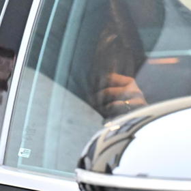 Nikola Hezucká si skrývala tvář.