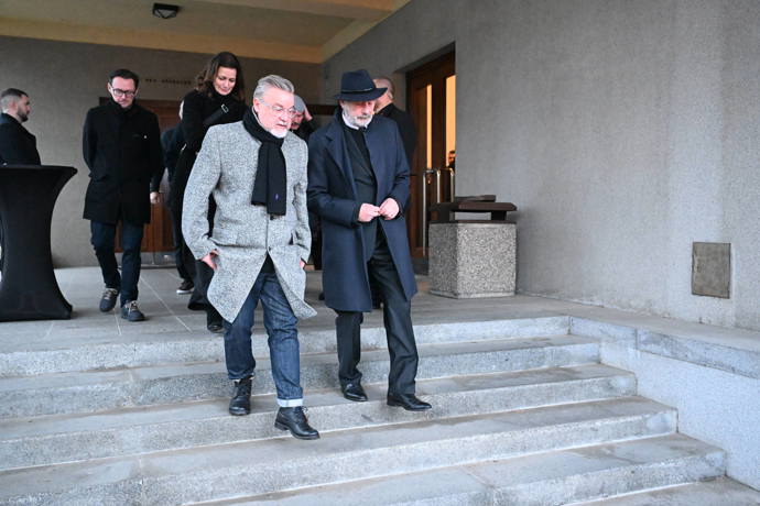 FOTO: Z pohřbu Patrika Hezuckého odcházeli smuteční hosté zdrcení. – stránka 10