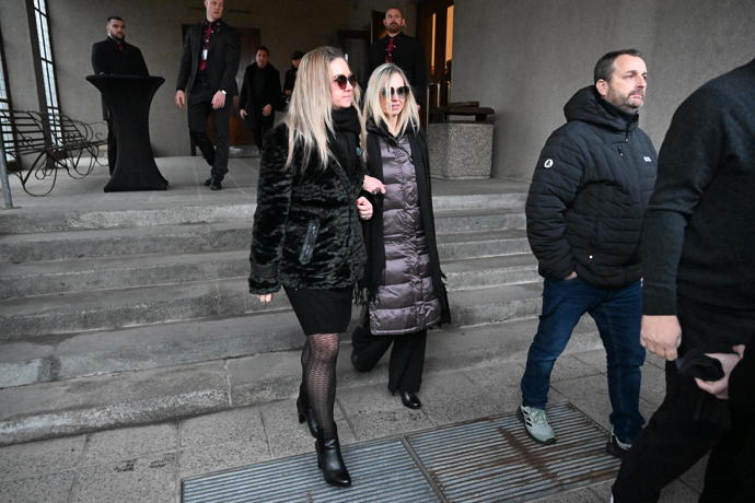 FOTO: Z pohřbu Patrika Hezuckého odcházeli smuteční hosté zdrcení. – stránka 107