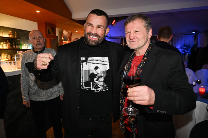 FOTO: Karlos Vémola na křtu dokumentu Život je sranda. – stránka 27